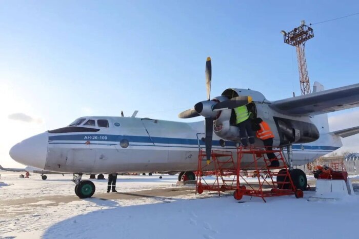 Техники компании «Хабаровские авиалинии» смотрят в зубы дарённому коню / Фото: телеграм-канал Дмитрий Демешин