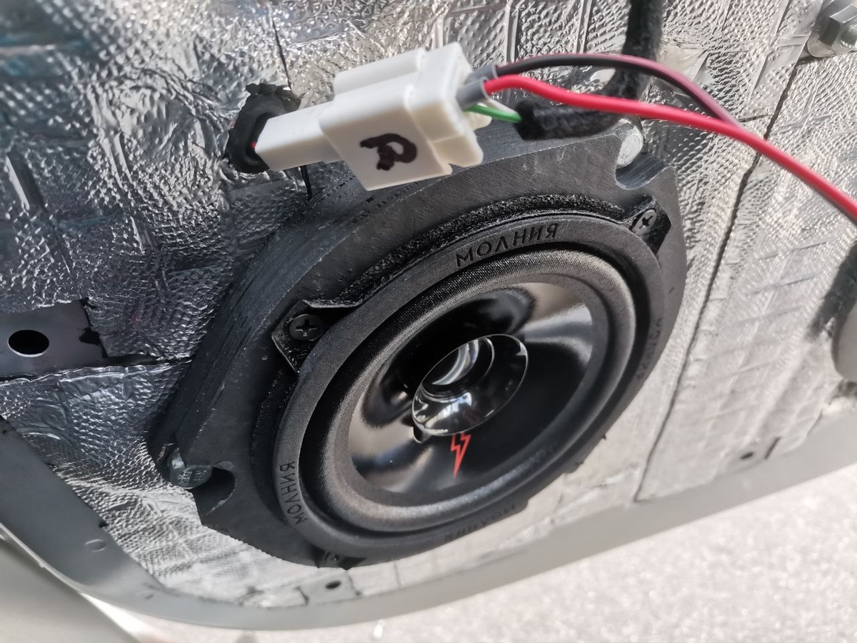 Высокий, уже усиленный, уровень аудиосигнала можно взять как с выходов магнитолы, так и с любых (передних или задних) динамиков авто