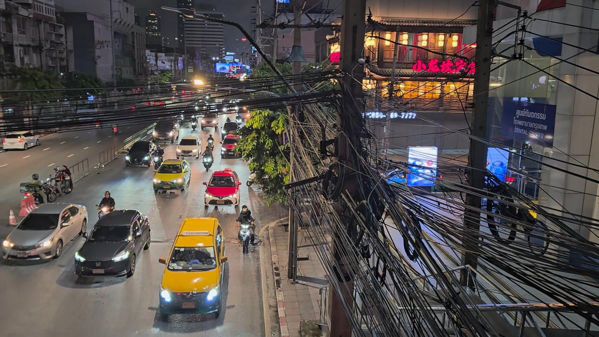 Паутины проводов - одна из знаковых фишек города