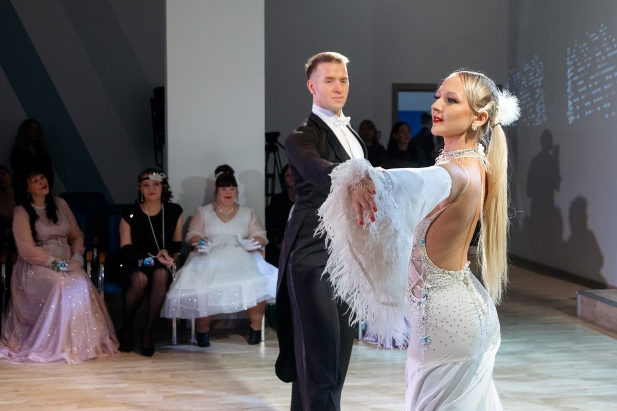    В Сургуте короновали короля и королеву инклюзивного бала