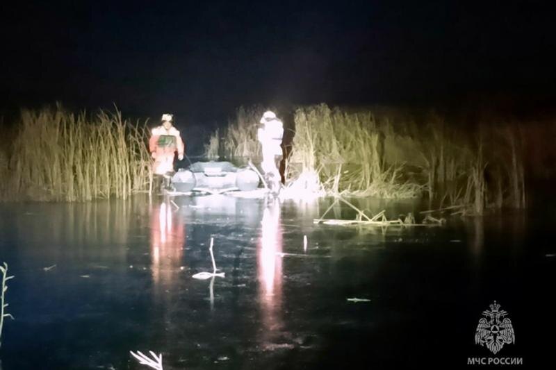    ГУ МЧС по Челябинской области. Спасатели стоят у водоема