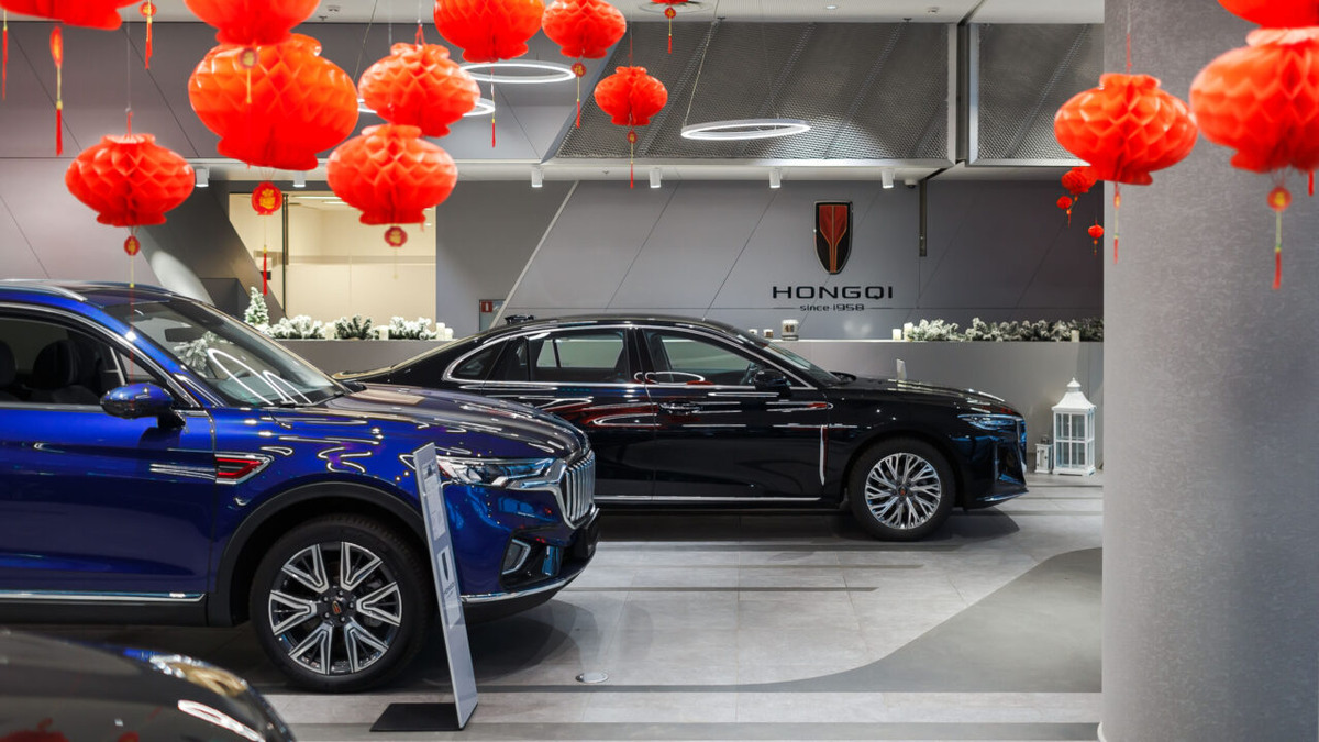    Автосалон Hongqi. Фото Hongqi