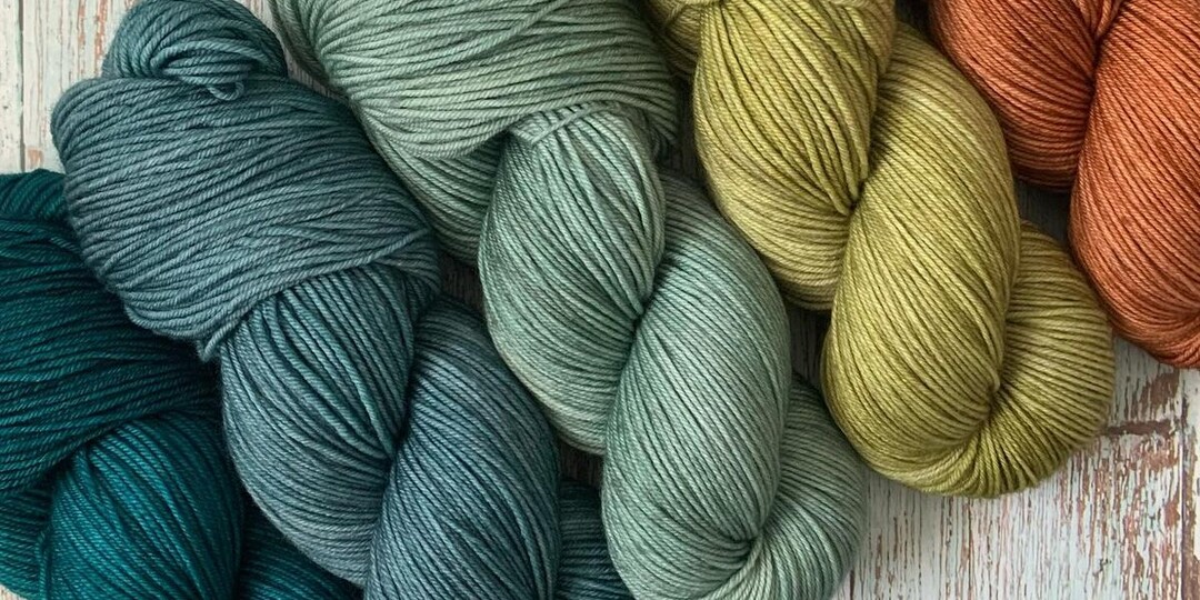 Селадо́новый, он же цвет утреннего моря: от императорского фарфора до вашего свитера.