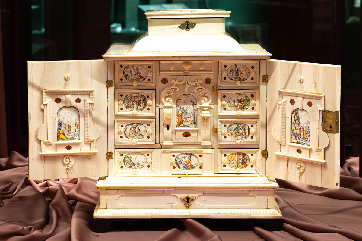 На выставке «Очарование красоты. Из истории ювелирных украшений в России»