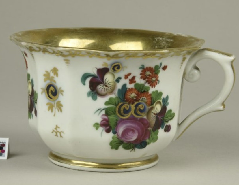 Фото с сайта Госкаталог. Подглазурная и надглаурная роспись, золочение.