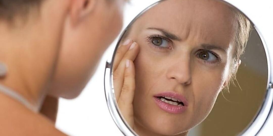 Почему кожа теряет упругость: генетика и 5 главных врагов