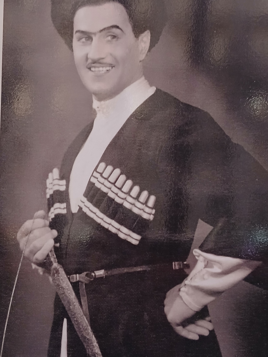 Фото автора статьи с выставки на Никитском бульваре.