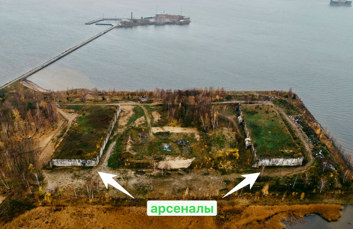 В арсеналах держали пушки и снаряды. Чтобы защитить их от обстрела, инженеры сделали крышу в два слоя: бетон, потом два метра песка и снова бетон. Снаряд пробивал первый слой, но увяз в песке и дальше не шёл. Гениальное инженерное решение XIX века. Теперь там музей.