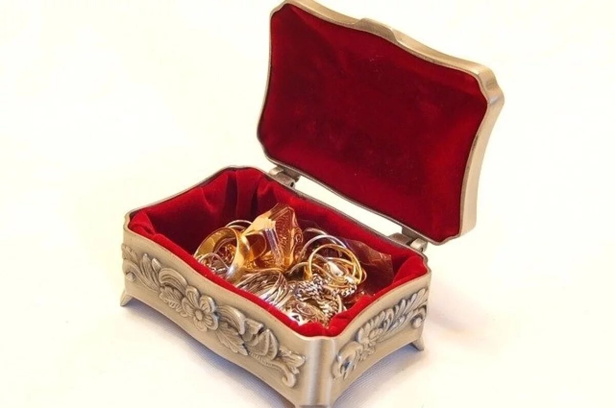    18-летний курганец несколько месяцев крал золото из квартиры родственницы