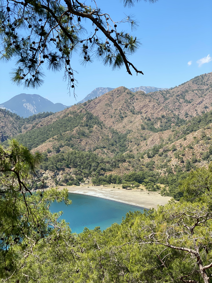 Вид на пляж, на котором провели первую ночь