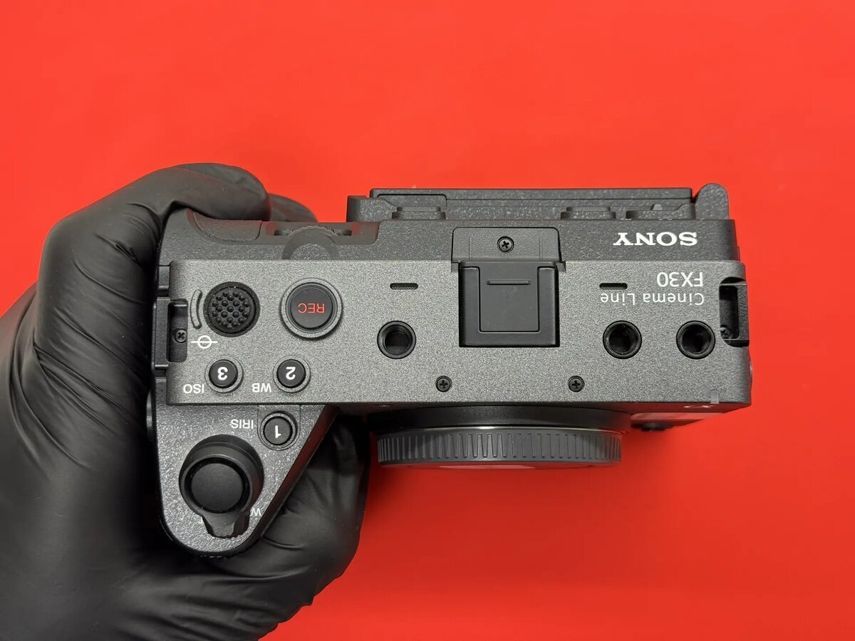 Компактная видеокамера со сменной оптикой Sony FX30