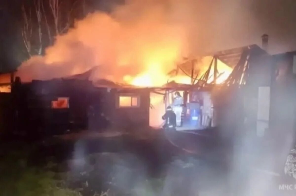    Пожар площадью почти 200 кв. метров развернулся на участке в Удмуртии