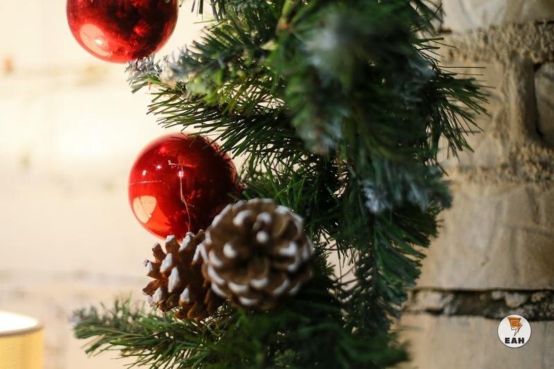    Новогодняя ель с шарами