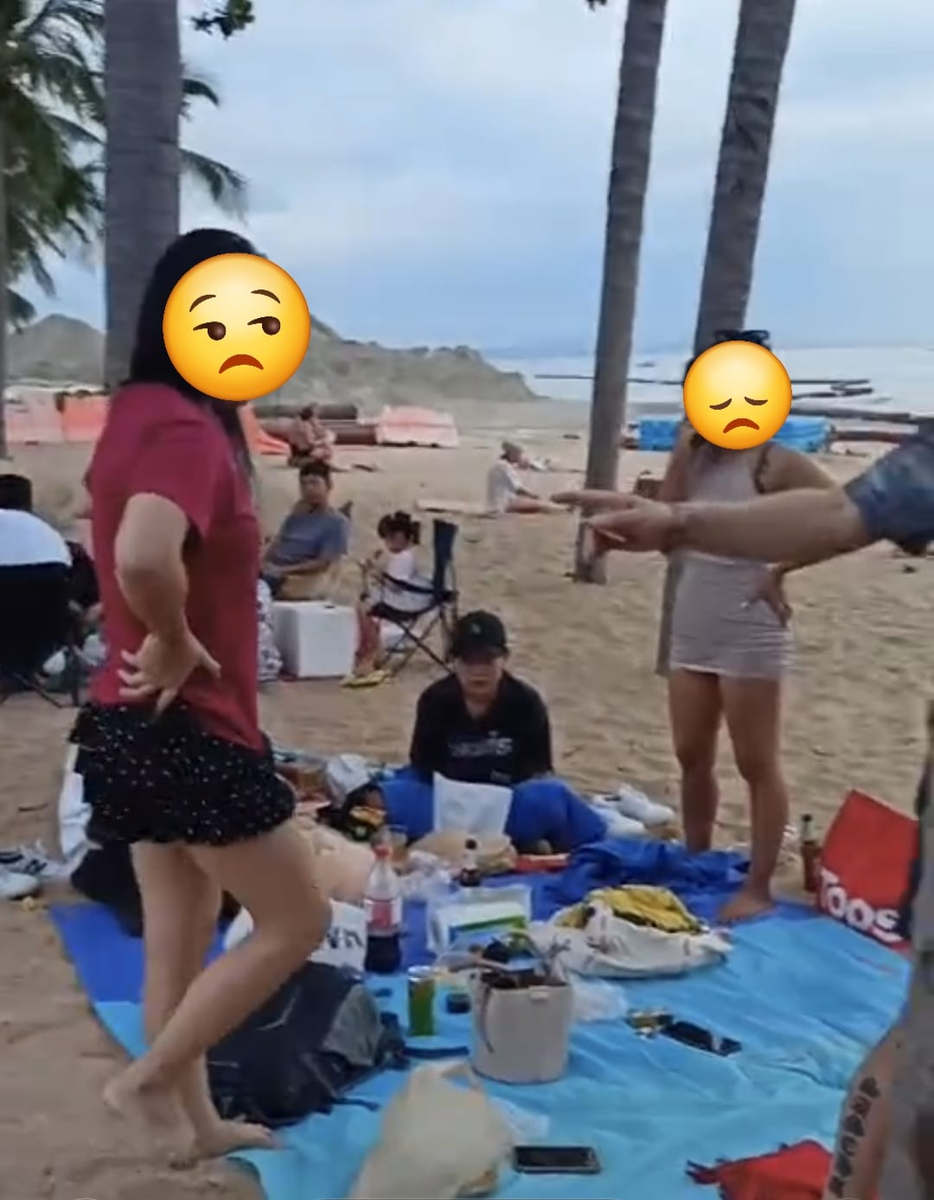 Полупустой пляж... 