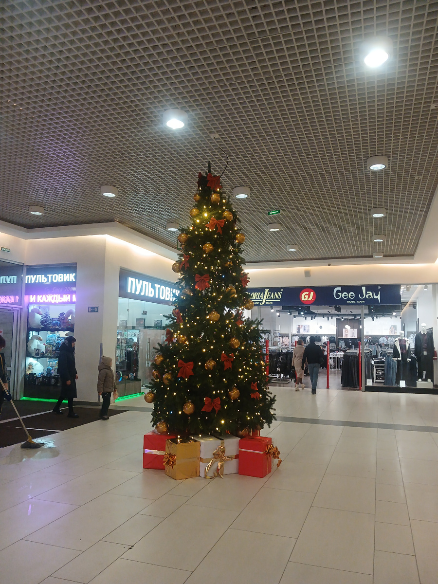 ТЦ уже украшают к Новому году