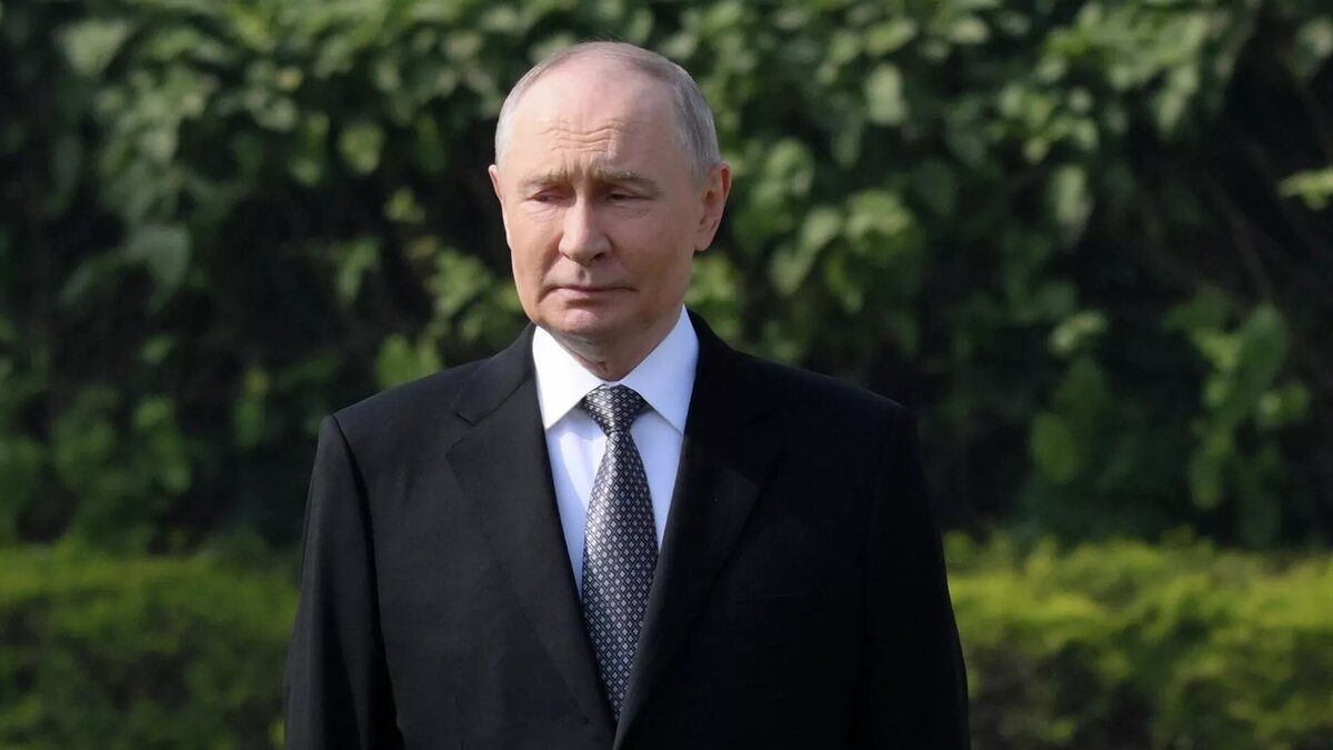 Президент РФ Владимир Путин посещает мемориал Махатмы Ганди в комплексе "Раджгхат" в Индии © Sputnik / Григорий Сысоев