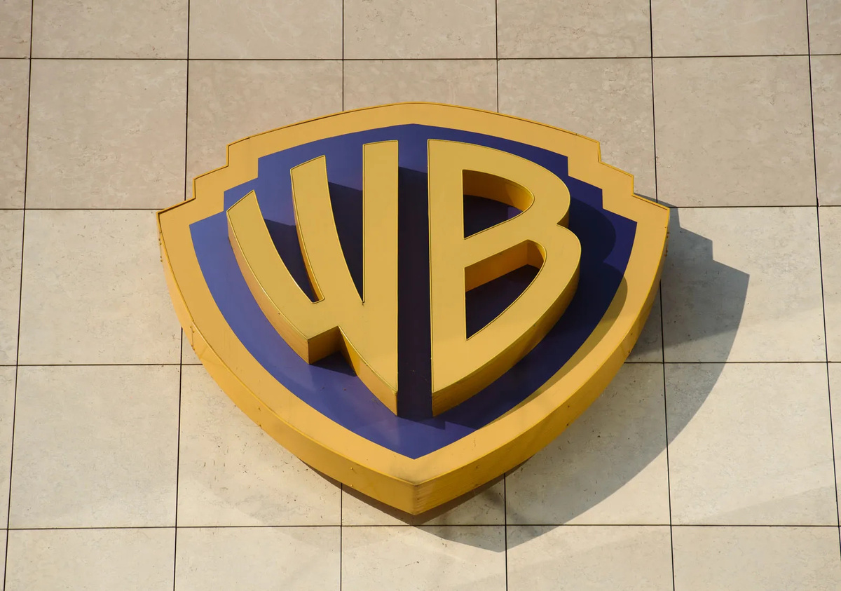 Логотип Warner Bros. Discovery. Источник: gettyimages (NurPhoto)
