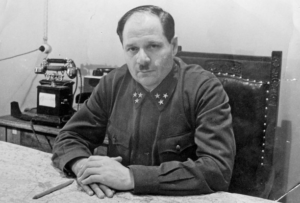 И.В. Болдин на командном пункте за картой боевых действий. 1941 г. Фото с сайта: https://myslo.ru/