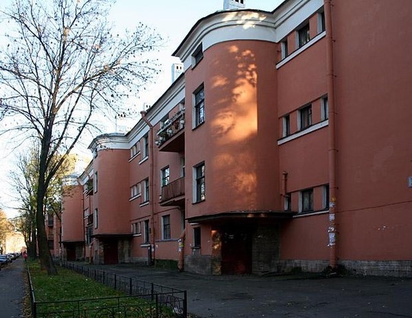 Эркеры, розовые и персиковые цвета на Тракторной улице. Фото: wikimapia.org.