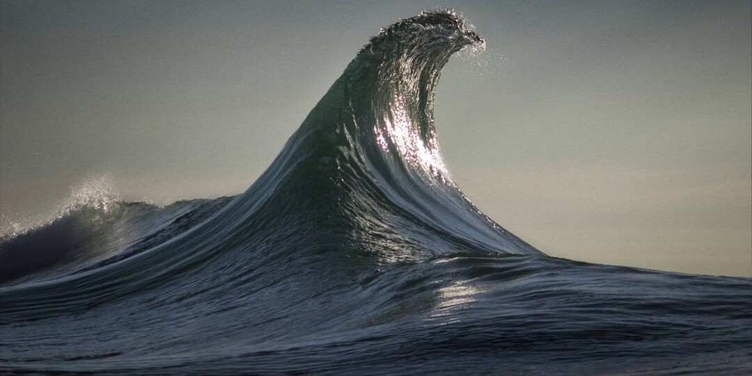 Волна-изгой. Как восьмиэтажный дом встает из ниоткуда?