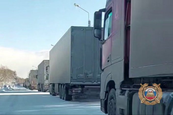    Пробка на трассе. Скриншот видео ГУ МВД России по Иркутской области