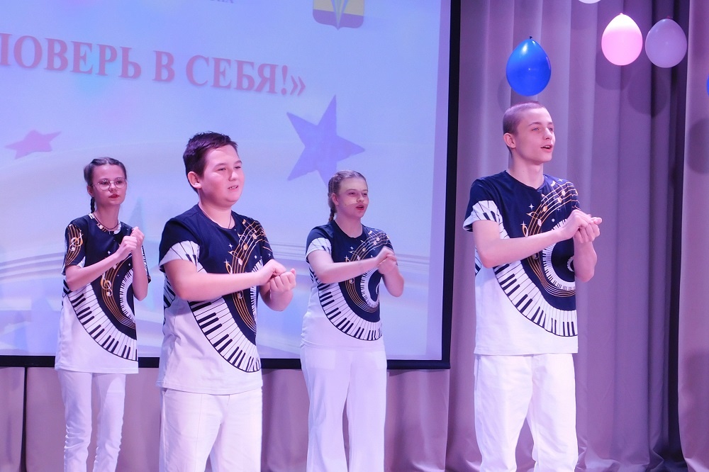    Воспитанники студии жестовой песни "Мелодия рук" исполняют песню "Верим в чудеса". Фото Анны Зубаревой