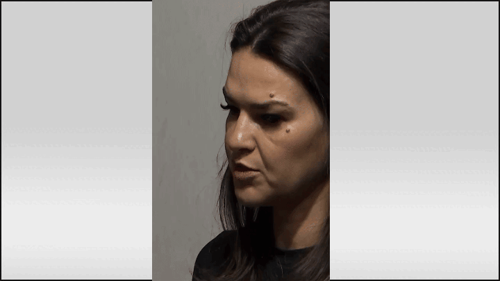    Зрители любят такой формат, а "экстрасенсы" в шоу - "безобидные". GIF видео: ТГ-канал "Битва экстрасенсов" ТНТ