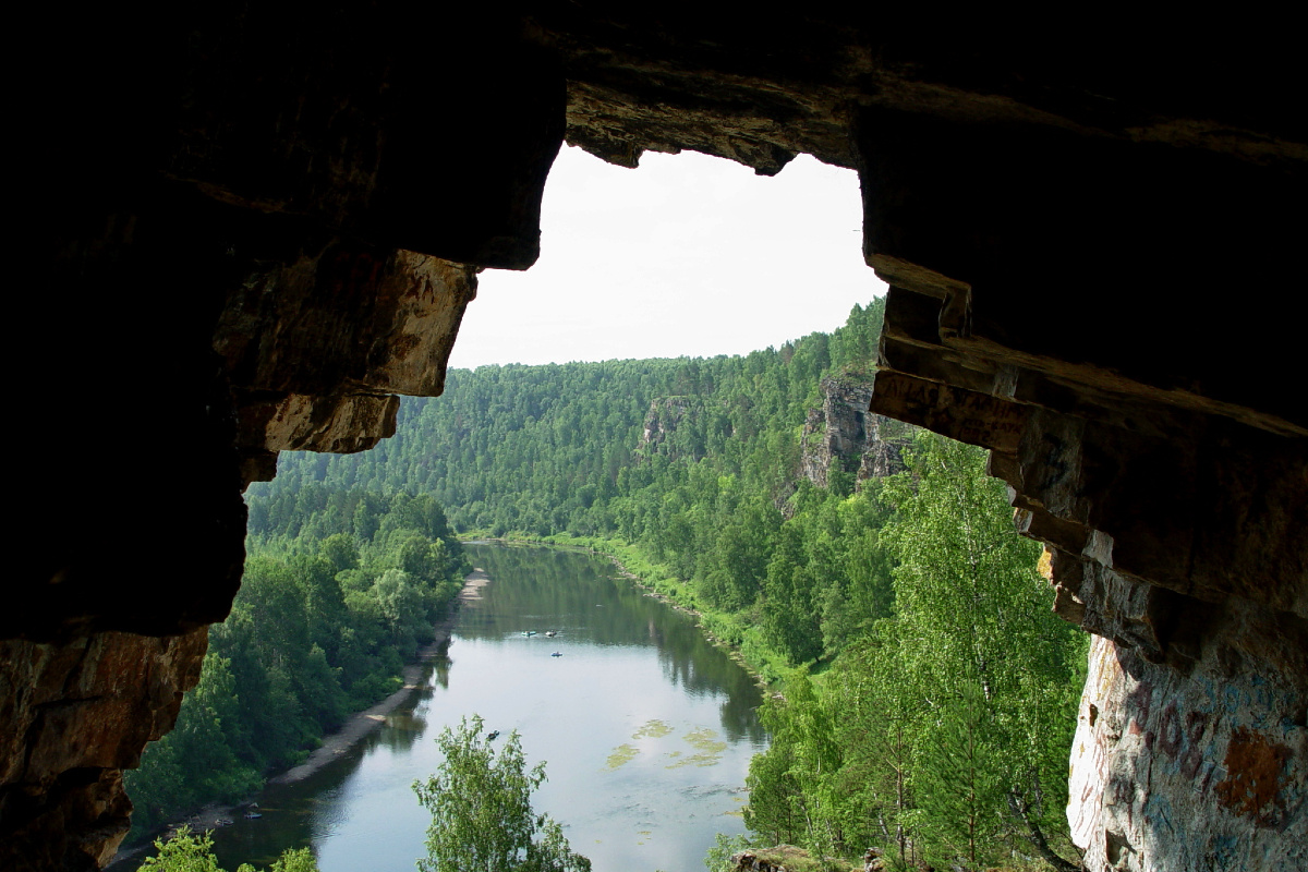 В клипе появляется пещера, которая фигурирует и в поисках Усольцевых. Фото: Илья Изотов © URA.RU