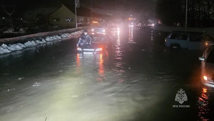  На улицах камчатской столицы воды джипам по капот / фото: пресс-служба ГУ МЧС РФ по Камчатскому краю
