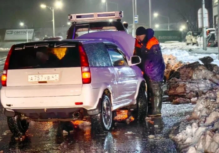 Горы снега тают на Камчатке в декабре / фото: пресс-служба ГУ МЧС РФ по Камчатскому краю  