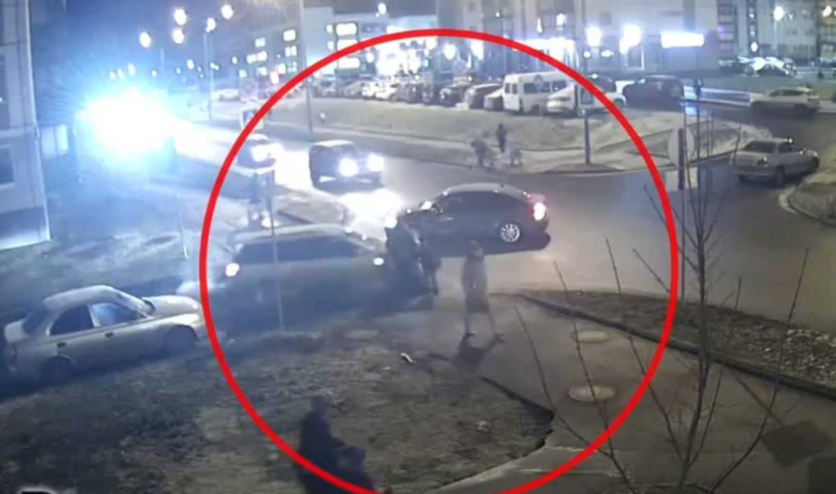    Скриншот записи с камеры видеонаблюдения "Ситилинк"