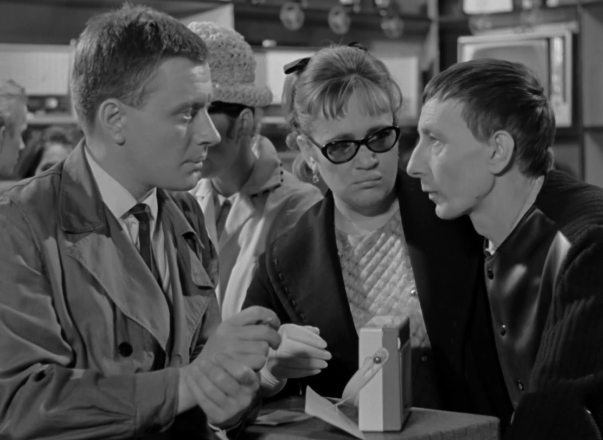 Андрей Миронов, Галина Волчек и Алексей Коренев в к/ф "Берегись автомобиля"