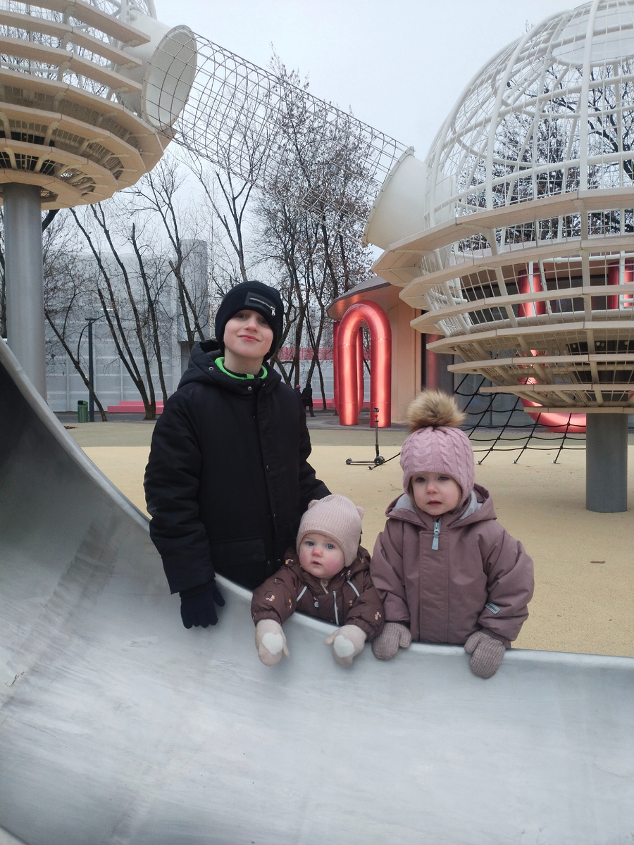 Какая-то куча детей)))