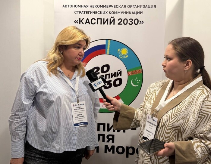    Слева: Буевич Юлия Олеговна — Директор по железнодорожной логистике компании «DelExpress», источник фото: пресс-служба АНО СК «Каспий 2030».