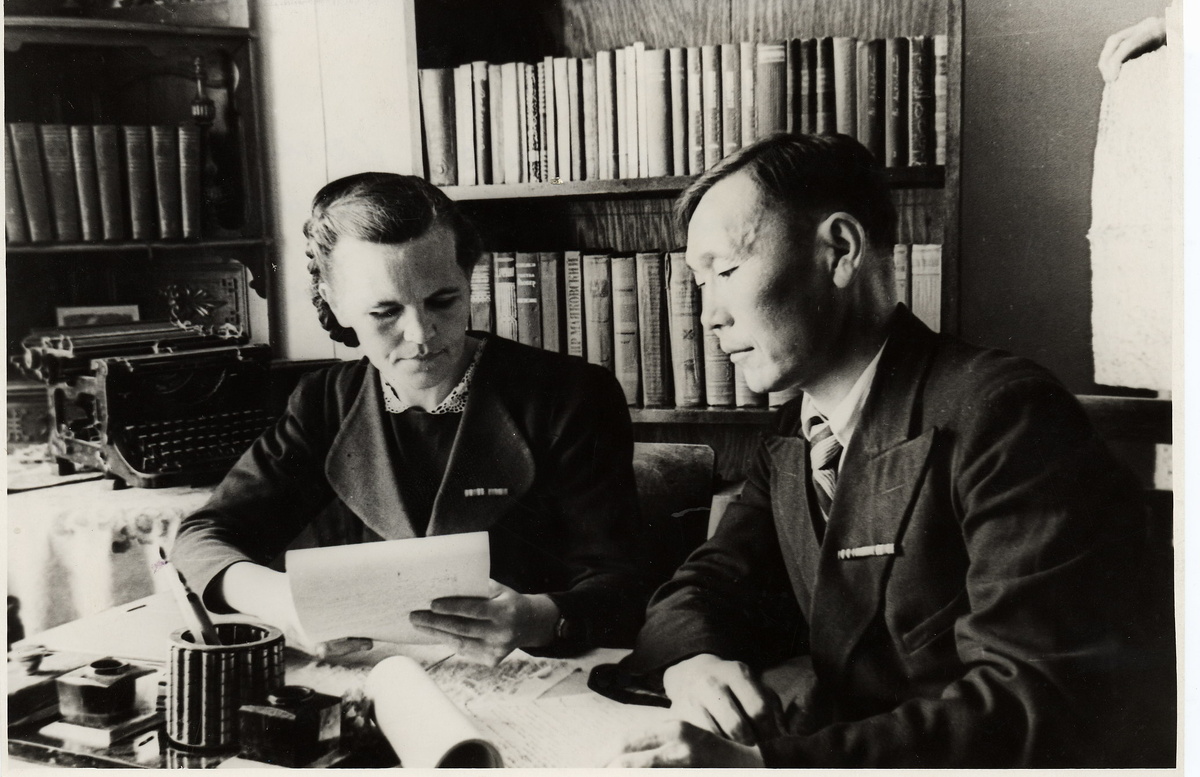 Джанси Кимонко с писателем и переводчиком Юлией Шестаковой за работой
Хабаровск, 1940-е гг.
