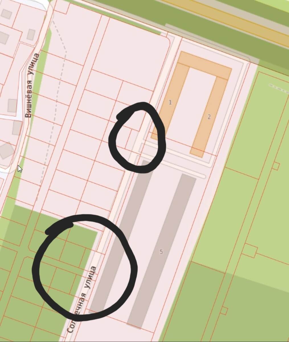 Слева жилой комплекс Бавария. Дороги за 4-м домом ЖК Мичуринский нет. Дом сгорит дотла, потушить невозможно, техники ехать нет возможности, там дома людей. Кадастровые номераучастков: 32:02:0390106:1013, 32:02:0390106:1107