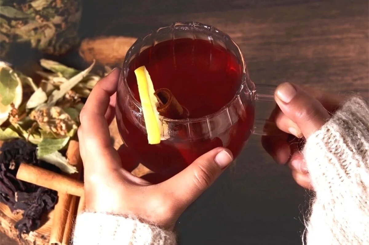    В обычные соки, морсы, фруктовые компоты и настои тоже можно добавлять специи для придания им согревающего эффекта.