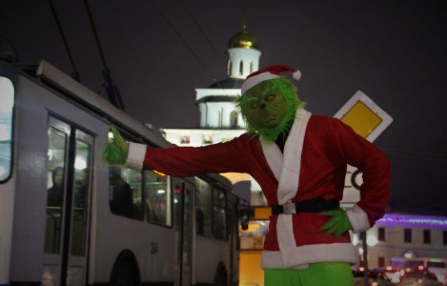    Картонного Путина угнали средь бела дня: местный Гринч обставил охрану ЖК в Новой Москве