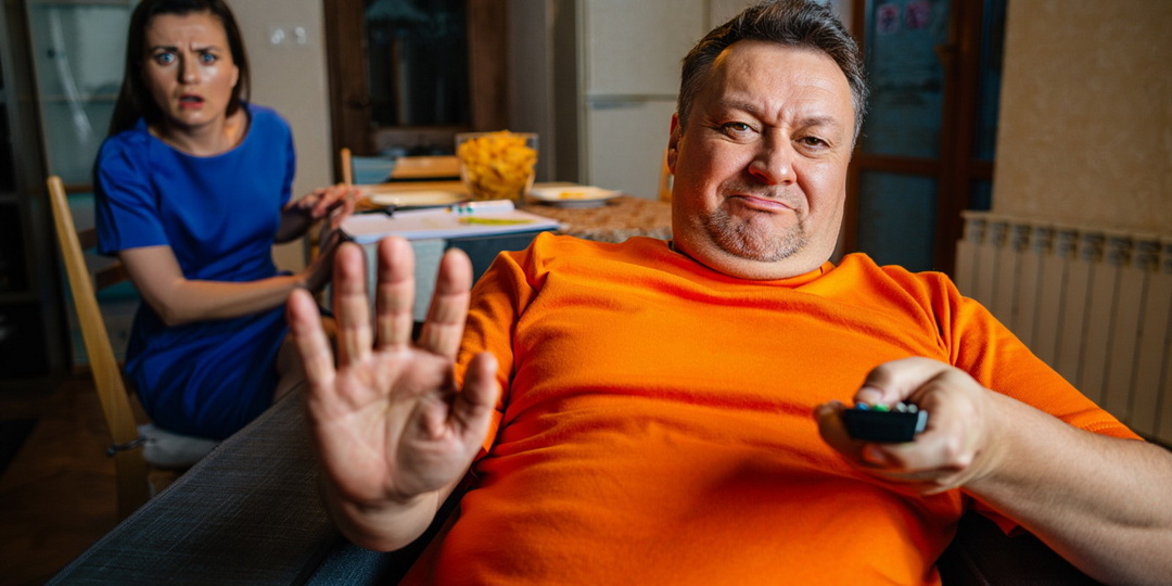 Год жил в моей квартире бесплатно, а когда не дала 15 тысяч на подарок его сыну — обвинил в меркантильности