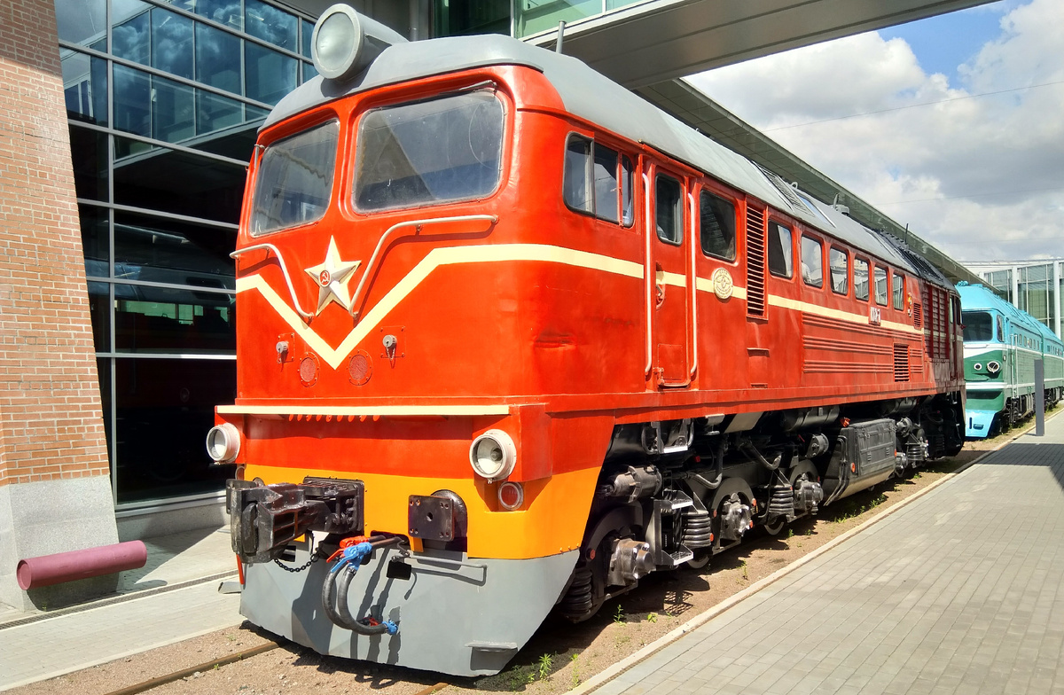 Тепловоз М62-1 в музее железных дорог России в городе Санкт-Петербург