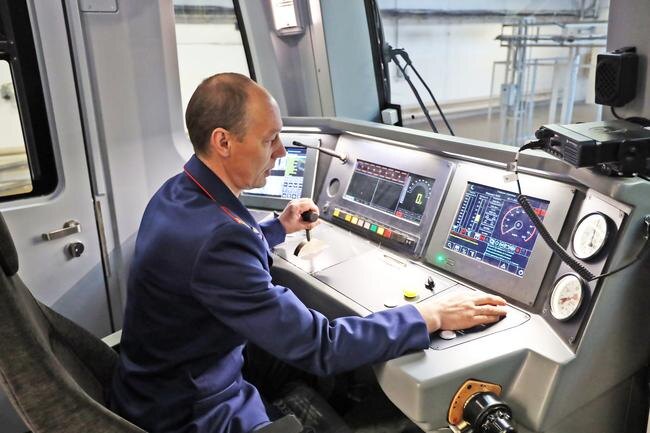 Машинист-инструктор электродепо «Могилевское» Минского метрополитена Дмитрий Зенкевич – в головном вагоне нового поезда