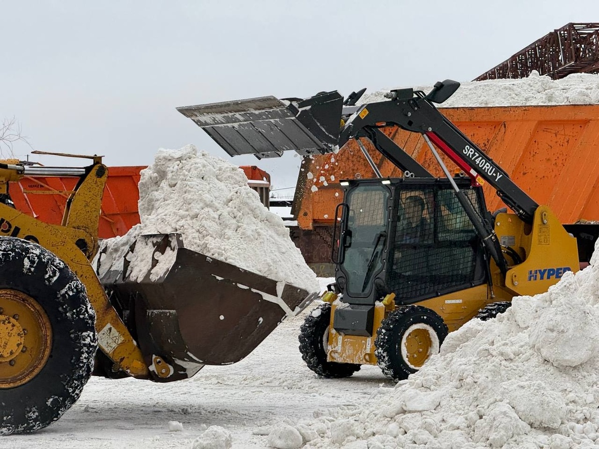    В Сургуте на уборку снега во дворах вышли сотни коммунальщиков