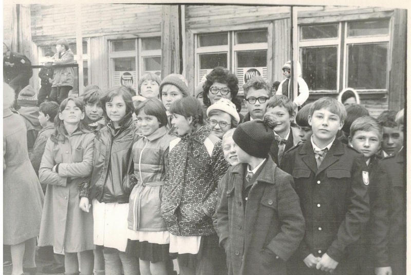 Воспитанники школы № 3 в далекие восьмидесятые. Новое здание еще в проекте.