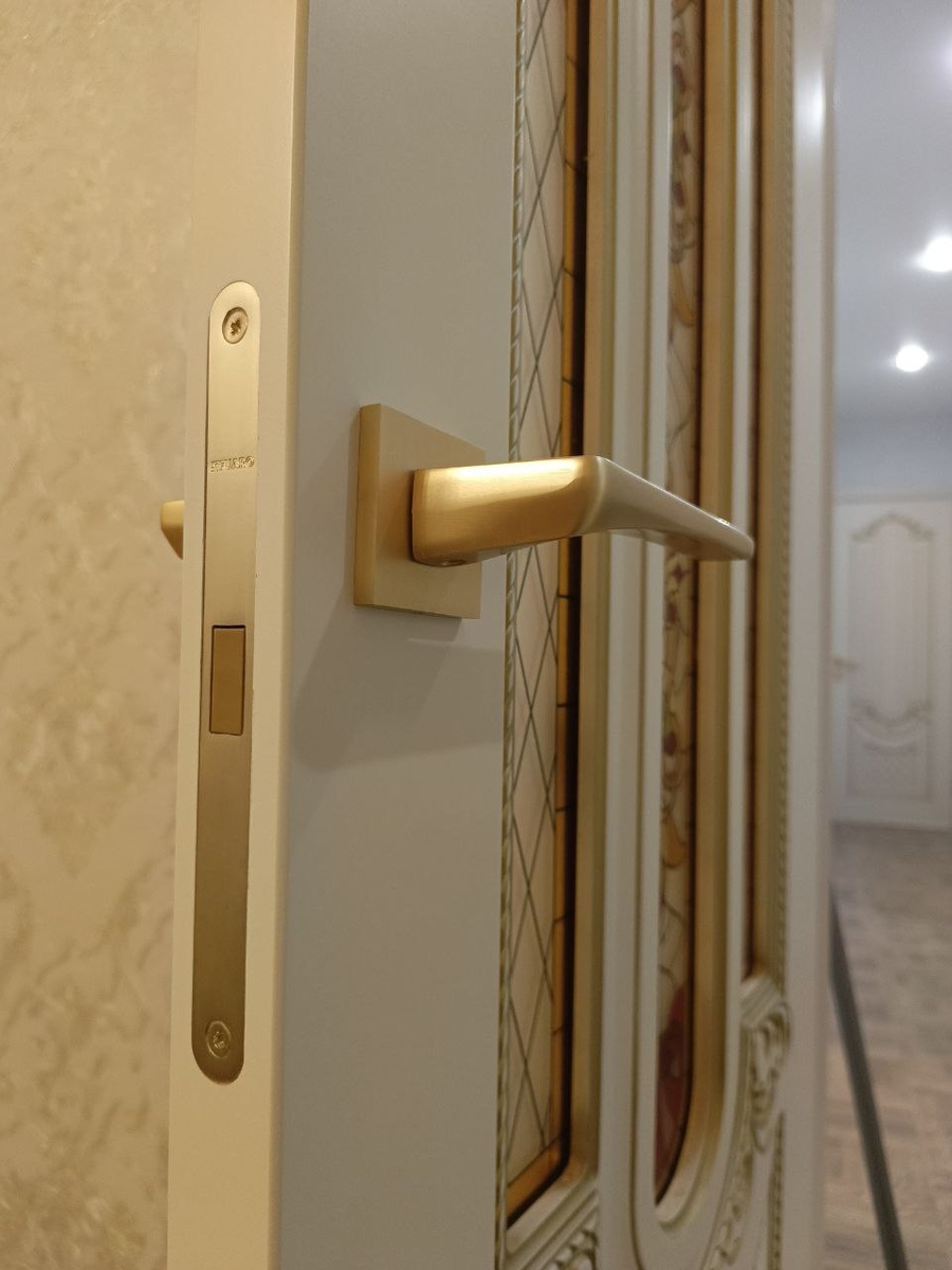 Межкомнатная дверь Александрия 2 в цвете слоновая кость с золотой патиной