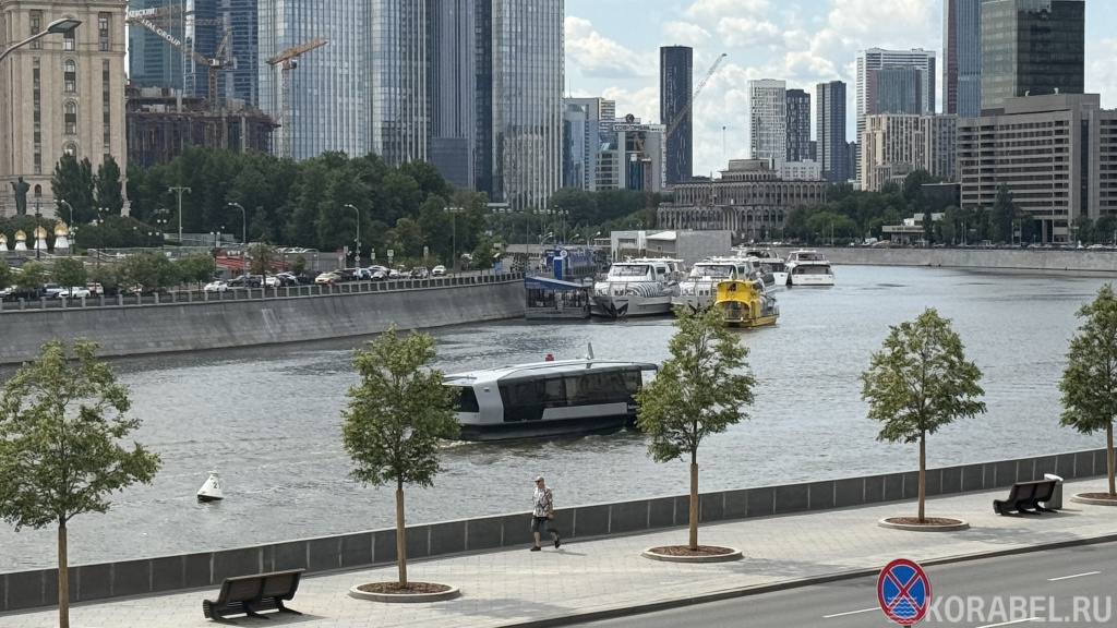 Электросудно на регулярном городском пассажирском маршруте по Москве-реке / Фото: Корабел. Ру  📷
