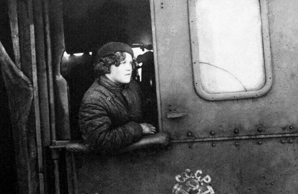 Е.М. Чухнюк в кабине паровоза. Фото из открытых источников интернет