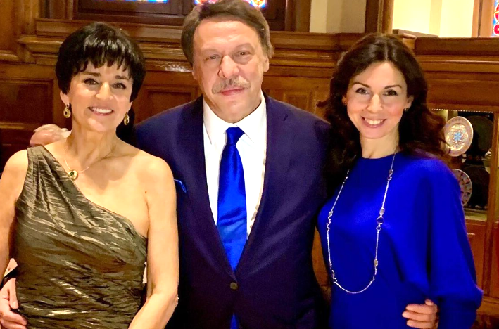 на фото Михаил Барщевский с женой и родной дочкой