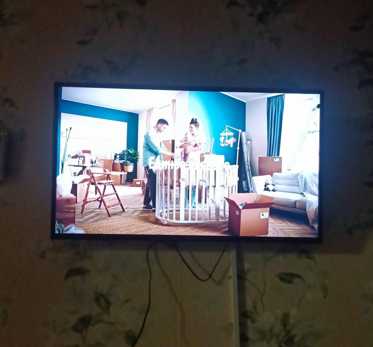 Плохо получилось. Но можно рассмотреть, в какую шикарную квартиру вселилась молодая пара. Не купишь такую на материнский капитал, даже в посёлке!