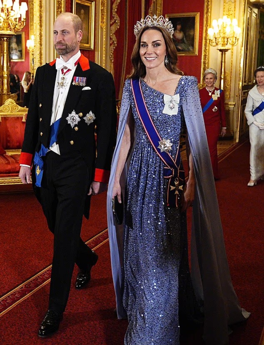 Кейт была в ослепительной форме, затмив всех в блестящем платье от Дженни Пэкхем с длинными драпированными рукавами, ниспадающими до пола, и восточной тиаре королевы Виктории, которую она никогда раньше не носила.