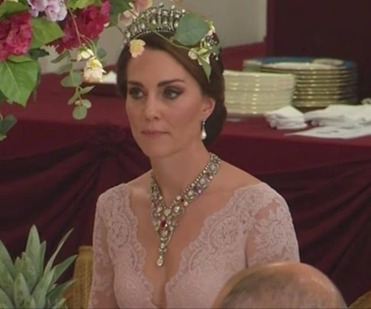 В июле 2017 года тогдашняя герцогиня Кембриджская сменила образ, надев нежно-розовое кружевное платье от американского бренда Marchesa на государственный банкет в честь короля Испании Филиппа и королевы Летиции. Платье имело глубокий вырез, который больше не повторялся, поскольку с годами её вырезы становились всё выше. Тиара «Узелки любви» стала одним из её любимых головных уборов.